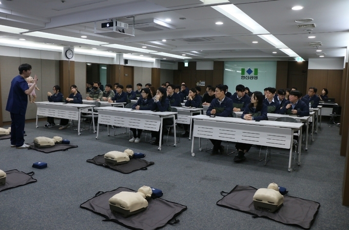 한신공영 잠원동 사옥 대회의실에서 회사 임직원들을 대상으로 재난대응교육이 진행되고 있다.(사진=한신공영)