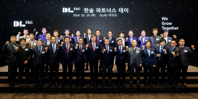  지난 2월 29일 서울 여의도 글래드호텔에서 열린 ‘한숲 파트너스 데이’ 행사에서 참석자들이 기념 촬영을 하고 있다.(사진=DL이앤씨)