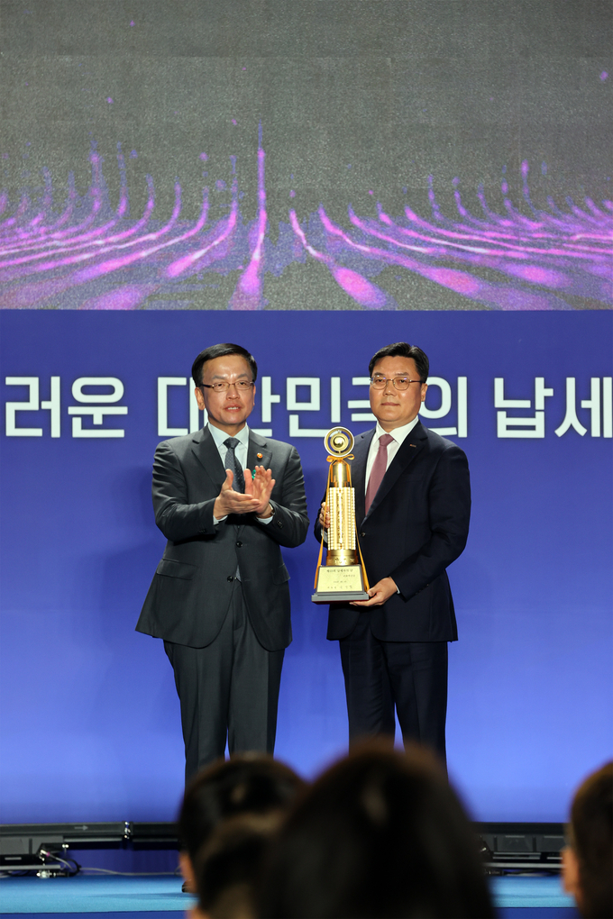 (왼쪽부터) 최상목 부총리 겸 기획재정부 장관, 호반건설 박철희 총괄사장(사진=호반건설)