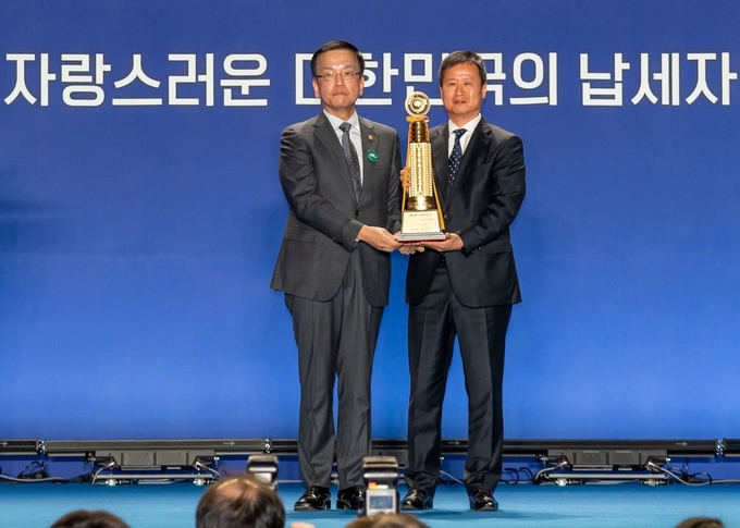 박기덕 고려아연 사장이 제 58회 납세자의 날 기념식 행사에서 ‘고액납세의 탑’ 수상 뒤 기념촬영을 하고 있다(사진=고려아연)