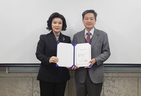 (왼쪽)국악방송 사장 백현주, (오른쪽)국악방송 방송본부장 원만식/사진=국악방송 제공