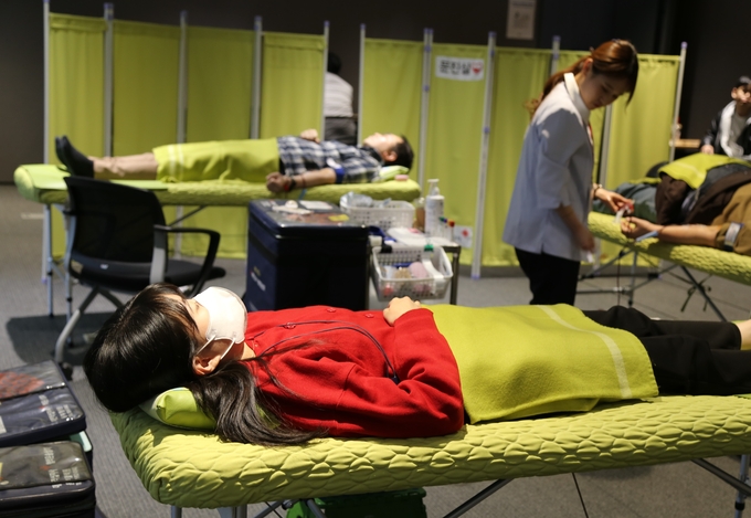DL그룹의 임직원이 돈의문 디타워 사옥에서 헌혈을 하고 있다.(사진=DL그룹)
