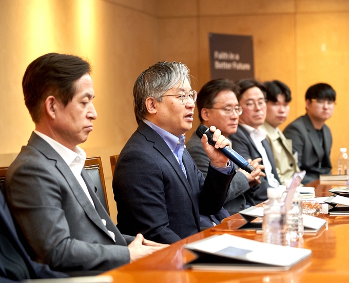 HDC현대산업개발은 6일 용산 본사에서 지난해 하반기 선발된 신입사원들과 경영진이 소통하는 비전토크 간담회를 진행했다. (왼쪽 두 번째) 최익훈 HDC현대산업개발 대표(사진=HDC현대산업개발)
