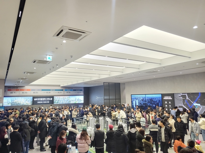 송도자이풍경채 그라노블 견본주택에 방문한 관람객들이 견본주택 내부를 둘러보고 있다.(사진=GS건설) 