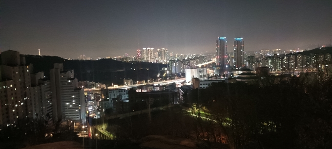 서울의 한 우측 주변의 아파트 야경모습(사진=박제성 기자)