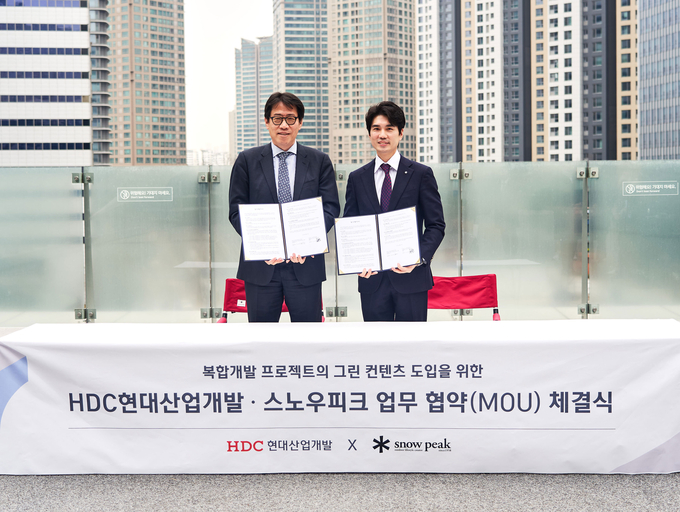 (왼쪽부터) 박희윤 HDC현대산업개발 본부장과 김남형 스노우피크코리아 대표(사진=HDC현대산업개발)