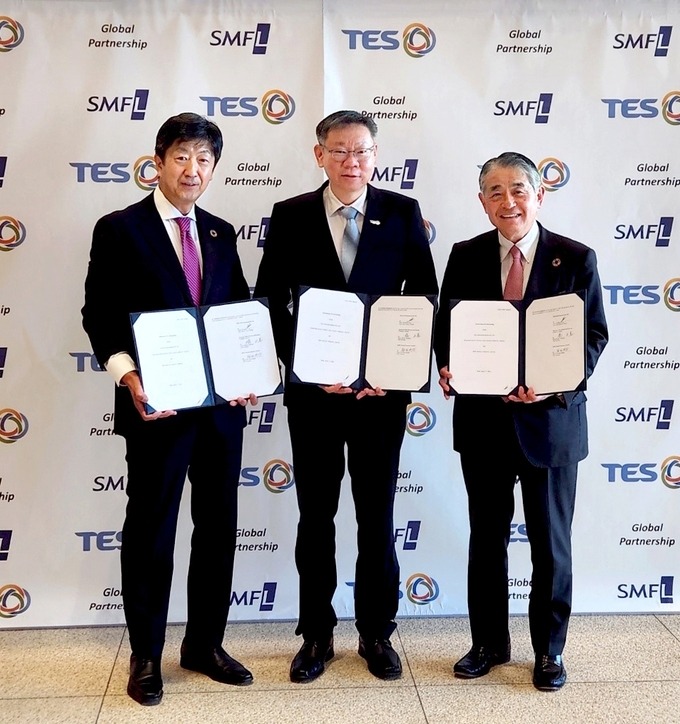 지난 11일 일본 도쿄 미쓰이스미토모은행 본사에서 열린 협약식에서 테렌스 응 테스 CEO(가운데)와 마사키 타치바나 SMFL CEO(오른쪽), 히로츠구 하라다 SMFLR CEO(왼쪽)가 기념촬영을 하고 있다(사진=SK에코플랜트)