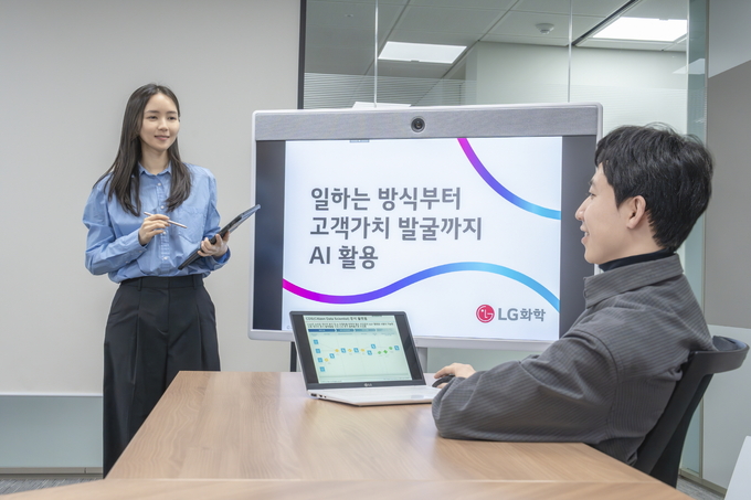 LG화학 임직원이 코딩없이 활용 가능한 AI 분석 플랫폼 활용 방법을 교육하고 있다.(사진=LG화학)