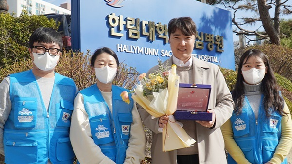 위브릿지 김정규 대표이사와 위브릿지 임직원/사진=위브릿지 제공