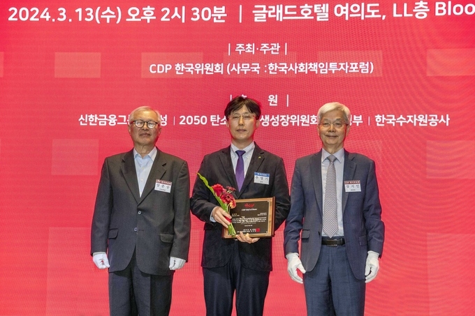 2023 CDP 코리아 어워드’ 시상식에서 현대건설 안전사업지원실장 추영기 상무(가운데)가 CDP 한국위원회 주요 관계자들과 기념사진을 촬영하고 있다.(사진=현대건설)
