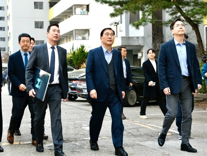 13일 윤영준 현대건설 대표(앞줄 오른쪽 2번째)와 이한우 현대건설 주택사업본부장(앞줄 오른쪽 1번째)이 여의도 한양아파트 재건축정비사업 현장을 방문해 사업지를 둘러보고 있다.(사진=현대건설)
