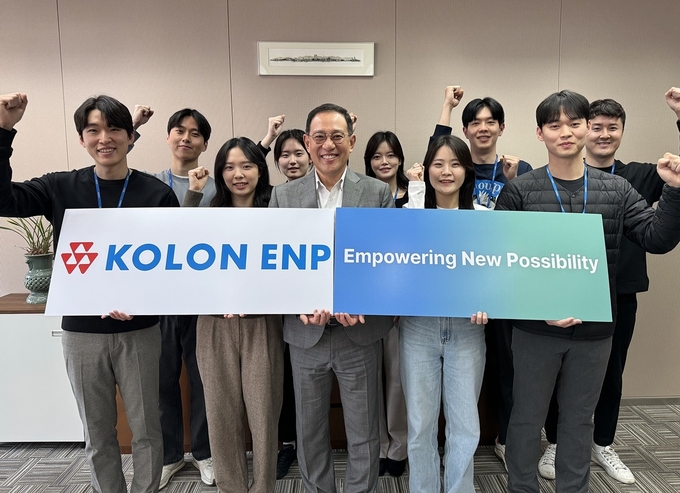 '코오롱ENP'로 새롭게 출발하는 코오롱플라스틱의 허성 대표(앞줄 왼쪽 3번째)와 직원들이 14일 경기 과천시 코오롱타워에서 새 사명을 소개하고 있다. 코오롱ENP는 'Empowering New Possibility'의 약어로 지속가능한 미래를 위한 새로운 가능성을 창출하겠다는 회사의 비전이 담겨 있다.(사진=코오롱플라스틱)