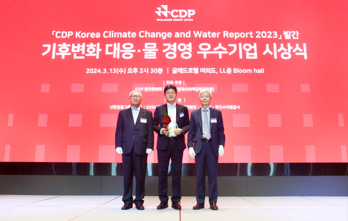 SK케미칼 CDP 시상식(가운데 김기동 본부장)(사진=SK케미칼)