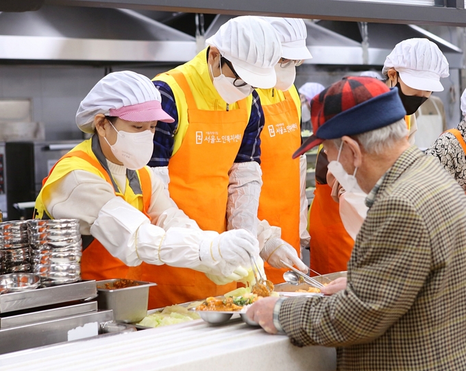금호석유화학 직원들이 봉사활동을 진행하고 있다.(사진=금호석유화학)