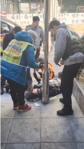 20일 영풍석포제련소 운영중단 시위에 참가한 한 사람이 성토를 한 뒤 길에서 쓰러진 모습(사진=제보자) 