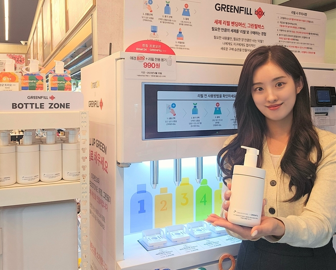 이마트24 R용산트리스퀘어점에서 회사 관계자가 SK티비엠지오스톤의 생분해 라이멕스 소재로 만들어진 그린필박스 전용 용기를 소개하고 있다.(사진=SKC)