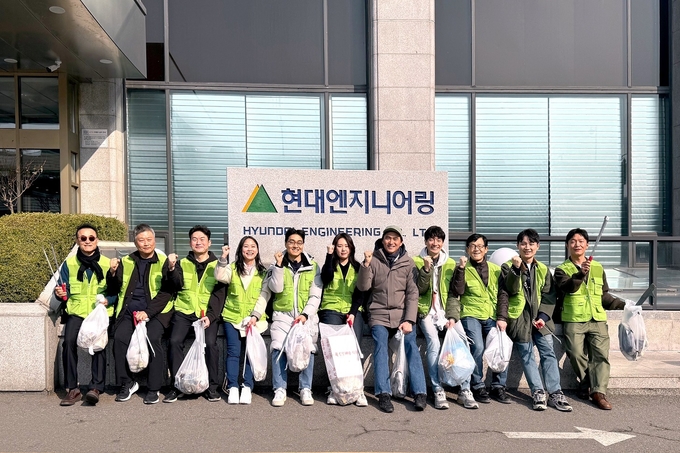 지난 13일 환경 정화 봉사활동에 참여한 현대엔지니어링 임직원들과 배우 김석훈이 기념 사진을 촬영하고 있다.(사진=현대엔지니어링)
