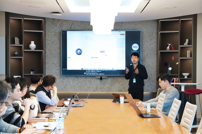 롯데건설 임직원들이 한국마이크로소포트에서 코파일럿 워크숍에 참여하고 있다.(사진=롯데건설)