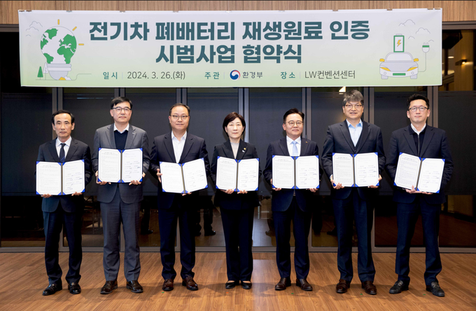 SK에코플랜트는 26일 서울시 중구 LW컨벤션센터에서 환경부와 ‘폐배터리 재생원료 인증 시범사업’ 추진을 위한 협약식을 가졌다고 밝혔다. 박경일 SK에코플랜트 사장(오른쪽 세번째), 한화진 환경부 장관(오른쪽 네번째)이 기념촬영을 하는 모습(사진=SK에코플랜트)