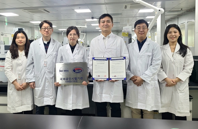 SK이노베이션 환경과학기술원 구성원들이 RoHS 국제공인시험기관 자격 인증 획득을 소개하고 있다.(사진=SK이노베이션) 