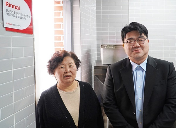 (우)린나이 강상규 사업전략본부장이 천안 좋은씨앗공동체 급식소에 기부를 진행했다. 사진=린나이 제공