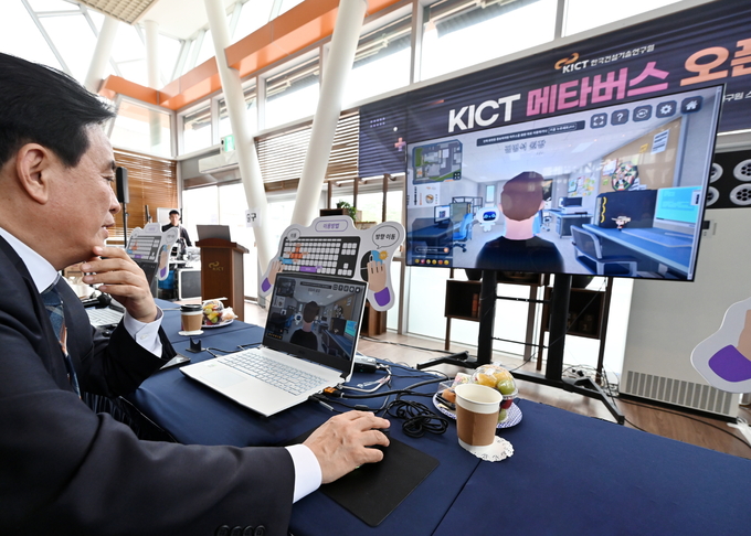 김병석 한국건설기술연구원장의 KICT 메타버스 서비스 체험(사진=건설연)