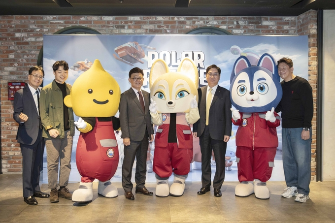 제작발표회 현장사진 (좌측부터) S-OIL 이영호 부문장, 우경민 감독, S-OIL 안종범 마케팅총괄 사장, S-OIL 서정규 본부장, 에이컴즈 이상석 대표)(사진=S-OIL)