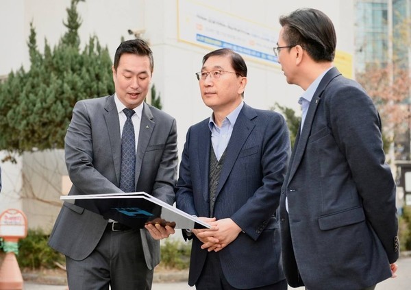 지난 3월 윤영준 현대건설 대표가 여의도 한양아파트 재건축정비사업 현장을 방문해 설명을 듣고 있다.(사진=현대건설)