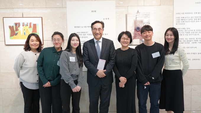 (사)아동복지실천회 ‘세움’에서 주최한 전시 ‘화양연화; 어둠속에서 피어나다’ 현장에 김기준 고려아연 지속가능경영본부장(정중앙)이 응원차 방문해 기념사진을 촬영하고 있다.(사진=고려아연)