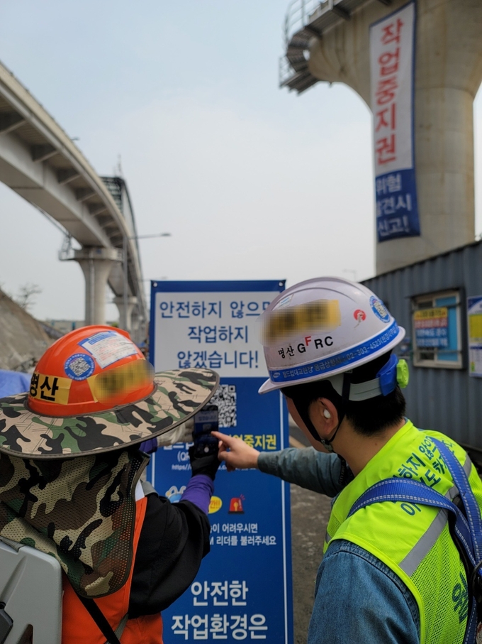 서울에 위치한 토목 현장에서 근로자가 전용 어플리케이션을 통해 작업중지를 접수하고 있다.(사진=삼성물산)