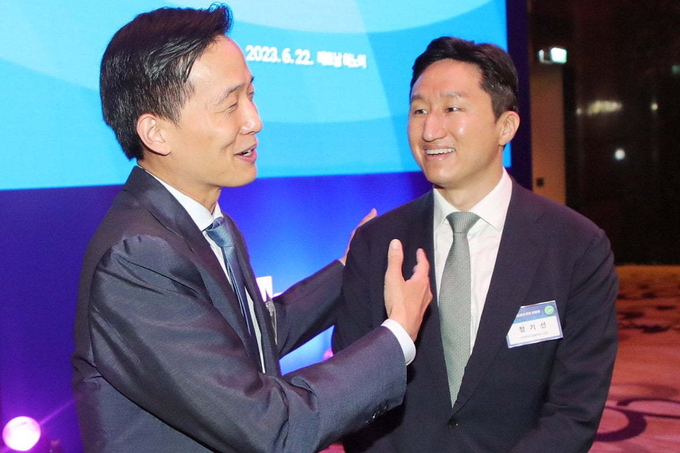 김동관 한화 부회장(사진 왼쪽)과 정기선 HD현대 사장(사진=연합뉴스)