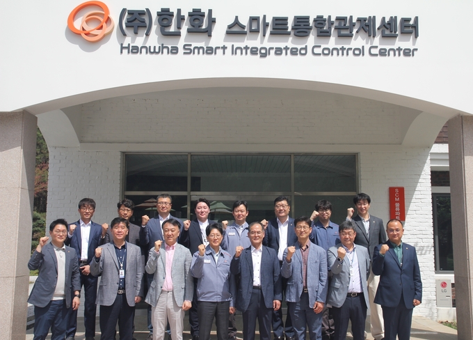 17일 충북 보은군 한화 보은사업장에서 한화 양기원 대표(좌측 4번째), 충북지방경찰청 이규환 범죄예방대응과장(좌측 5번째) 등이 참석한 가운데 스마트통합관제센터 개소식이 개최됐다.(사진=한화글로벌)