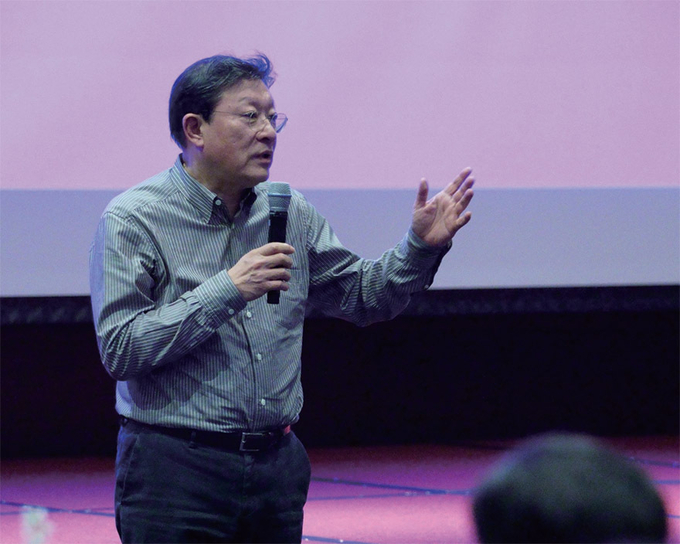 허태수 GS그룹 회장이 2021년 열린 제1회 GS임원포럼에서 그룹의 전략을 설명하고 있다.(사진=GS그룹)