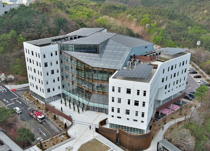 GS건설이 시공한 서울대 해동첨단공학관 전경 및 내부사진(사진=GS건설)