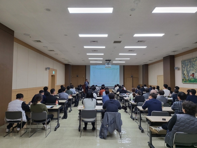 서울 서초구 잠원동 소재 롯데건설 본사 대강당에서 품질혁신 아카데미 교육을 진행 중이다.(사진=롯데건설) 