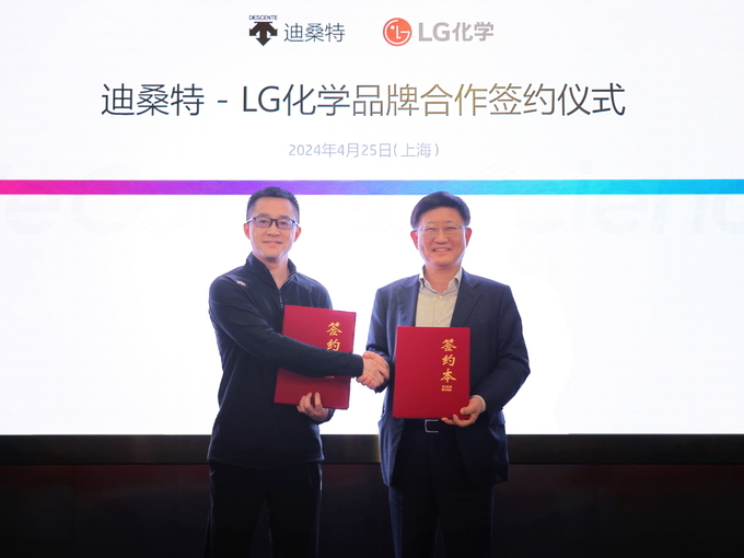 LG화학 노국래 석유화학본부장(오른쪽)과 중국 데상트 왕유성 부사장이 기념촬영을 하고있다.(사진=LG화학)