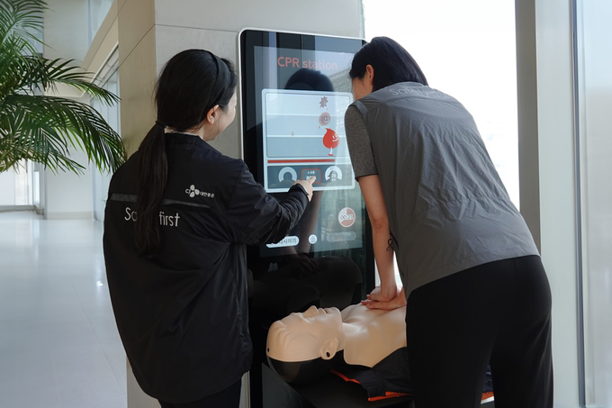 CJ대한통운 본사에서 직원이 심폐소생술 키오스크 모니터를 보면서 셀프 교육을 받고 있다.(사진=CJ대한통운)