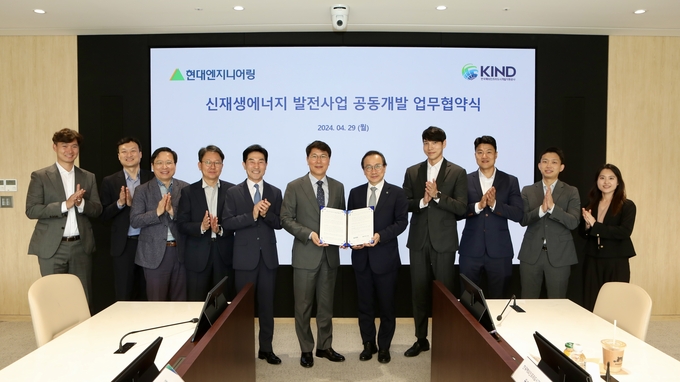 29일 현대엔지니어링 본사에서 진행된 신재생에너지 발전사업 공동개발 업무협약체결식’. (왼쪽 6번째부터) 홍현성 현대엔지니어링 대표, 이강훈 한국해외인프라도시개발지원공사 사장)(사진=현대엔지니어링)