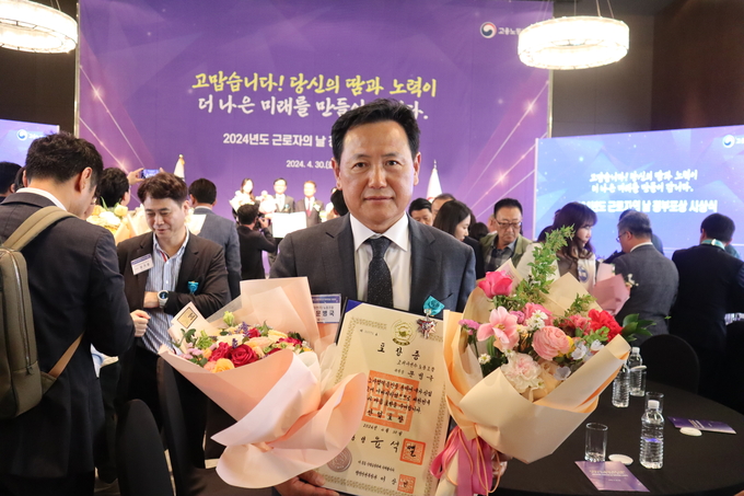 고려아연 문병국 노동조합 위원장이 고용노동부 '근로자의 날 유공 정부 포상 시상식'(사진=고려아연) 