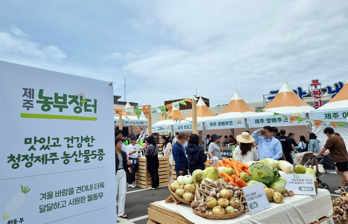 지난 4일( 진행된 ‘2024 제주농부장터’의 체험 등에 참여하기 위해 많은 지역민과 관광객들이 오전부터 줄을 서서 기다리고 있다.(사진=호반그룹)