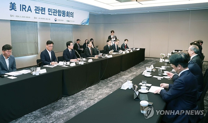 안덕근 산업통상자원부 장관이 8일 서울 강남구 JW메리어트호텔에서 열린 미국 인플레이션감축법(IRA) 관련 민관합동회의를 주재하고 있다.(사진=연합뉴스)