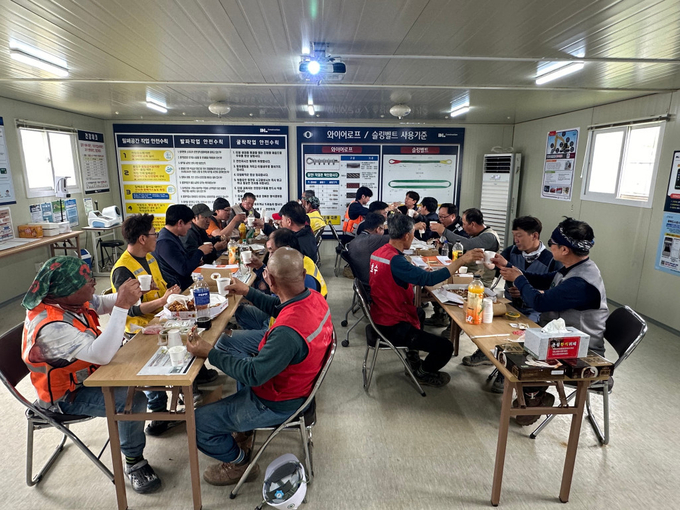 지난달 30일 평택 브레인시티 일반산업단지 1단계 조성공사 현장 관계자들이 배송된 간식으로 식사하는 모습.(사진=DL건설)
