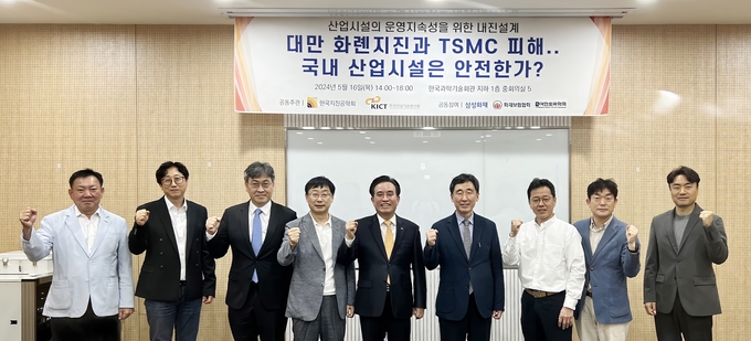 (왼쪽부터) 이노스기술 조성국 대표, 삼성화재해상보험 최혁주 박사, 건설연 조정래 도시재해재난클러스터장, 울산대학교 김익현 교수, 건설연 김병석 원장, 한국지진공학회 한상환 회장, 행정안전부 지진방재정책과 우성우 과장,한국지질자원연구원 선창국 박사, 한국건설생활환경시험연구원 황진하 박사(사진=한국건설기술연구원)
