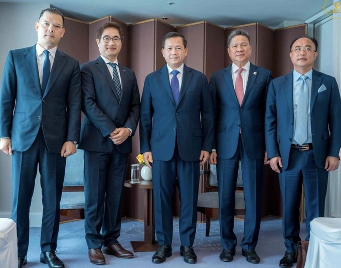 (왼쪽부터) 한정호 SK증권 글로벌사업부 대표, 전우종 SK증권 대표이사, 훈 마넷 캄보디아 총리, 쑨 찬톨 캄보디아 부총리, 키스 맹 로얄그룹 회장