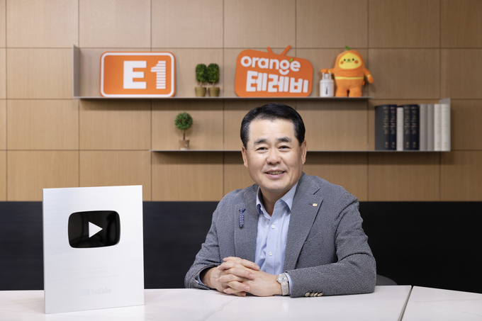 구자용 E1 회장이 오렌지테레비 구독자 10만 달성 실버버튼을 개봉했다.(사진=E1)