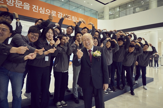 김승연 회장이 한화에어로스페이스 대전 R&D 캠퍼스 직원들과 단체사진을 찍는모습(사진=한화그룹)