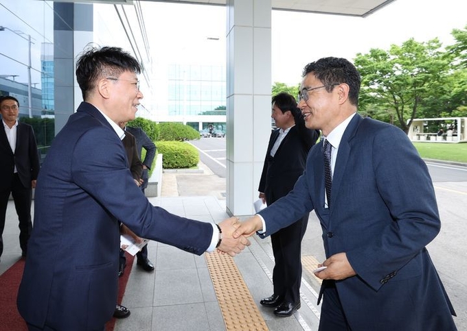 충북 오창과학산업단지 내 LG에너지솔루션을 방문한 김창기 국세청장 모습(사진=국세청)