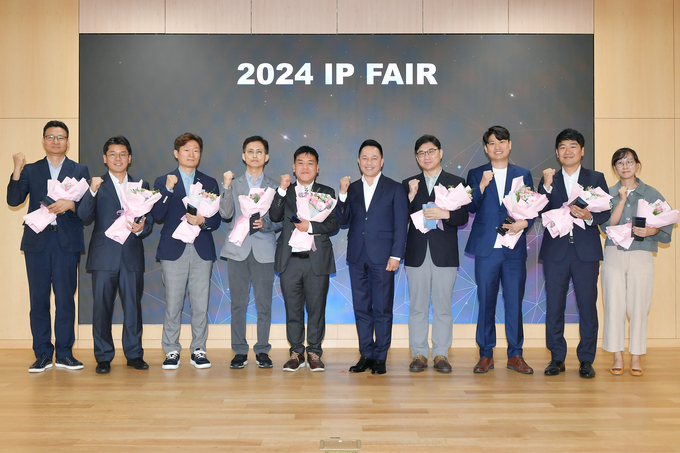 IP Fair 수상자들과 최윤호 삼성SDI 대표이사 사장의 단체 기념 사진(사진=삼성SDI)
