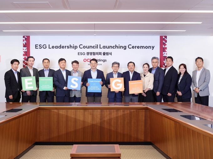  21일 (왼쪽부터 6번째) OCI홀딩스 이우현 회장, OCI홀딩스 서진석 사장(왼쪽 5번째), OCI 김유신 사장(우측 7번째) 등이 OCI ESG 경영협의회 출범식 이후 기념 촬영을 하고 있다.(사진=OCI홀딩스)