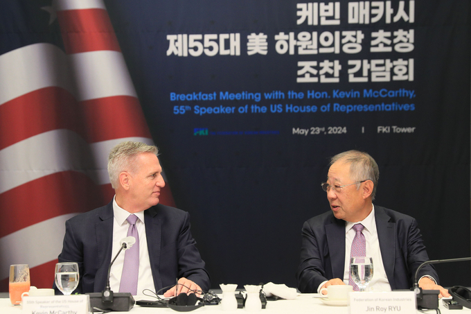 . 류진 한국경제인협회 회장과 케빈 매카시 前 美하원의장이 23일 FKI타워 컨퍼런스센터에서 열린 '케빈 매카시 前 美하원의장 초청 간담회'에서 환담을 나누고 있다.(사진=한국경제인연합회)